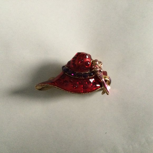 Vintage Red hat pin brooch 4cm x 2cm - Picture 1 of 3